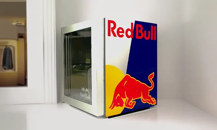 mini frigo redbull posé dans une chambre d'adolescent au sol